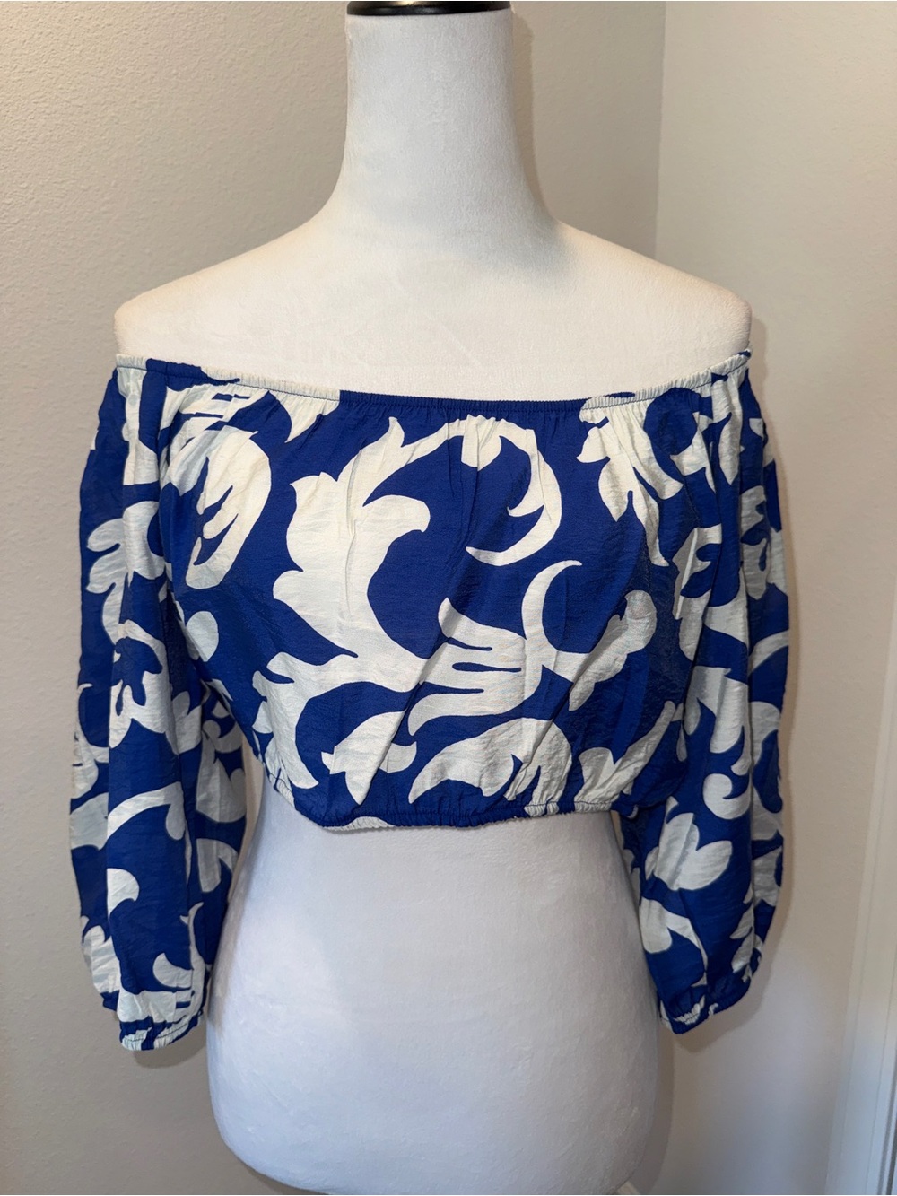 H&M Blue and White Off-Shoulder 3/4 Puff Sleeve Floral Crop Top